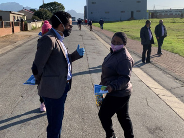 Minister Simmers engaging residents in Pacaltsdorp