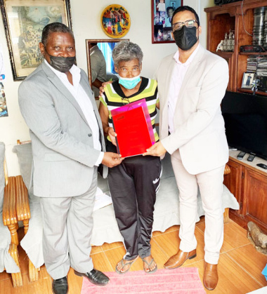 L – R: Councillor Moosa Raise, Ms Juliet Adams (67) and Western Cape Minister of Human Settlements, Tertuis Simmers