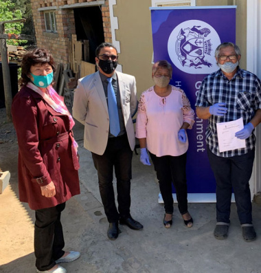 L – R: Executive Mayor of Stellenbosch, Advocate Gesie van Deventer, Western Cape Minister of Human Settlements, Tertuis Simmers, Mrs Marilyn Robus and Mr Herman Robus (60)