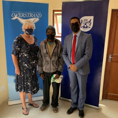 L – R: Overstrand Executive Mayor, Dr Annelie Rabie, Mr Abe Goniwe (62) and Western Cape Minister of Human Settlements, Tertuis Simmers