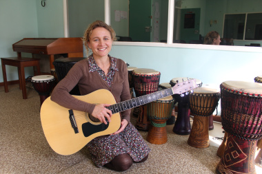 Helene Best, a qualified music therapist, hosts weekly Music Therapy sessions at Lentegeur Hospital. Music Therapy provides an effective alternative to traditional verbal (talk) therapies, which children and adolescents sometimes struggle to connect with.