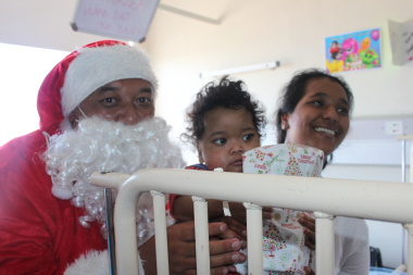 Father Christmas handed out gifts to the patients at Red Cross War Memorial Children&#039;s Hospital