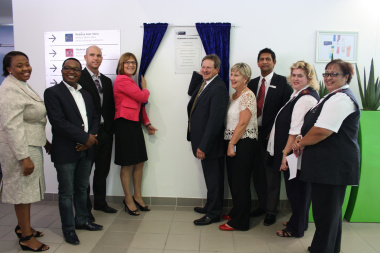 Western Cape Minister of Health, Mr Theuns Botha, unveils plaque to officiate the opening