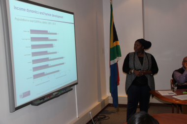 Ms Plaxcedes Chiwire, economist at Western Cape Treasury presenting at the PERO Research Seminar