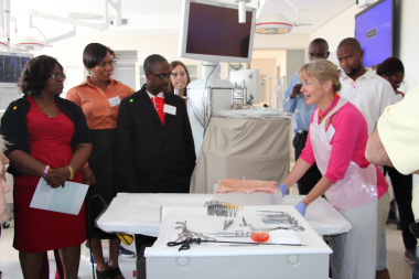 Prof. Mignon McCulloch demonstrating to delegates the insertion techniques involved in Peritoneal Dialysis. 