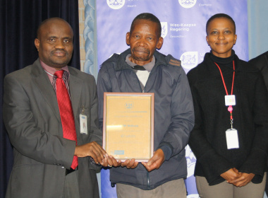 Tembinkosi Mabula, a Waste Porter at the hospital, received an award in recognition of 40 years of service. With him is Dr Matodzi Mukosi, CEO: Red Cross War Memorial Children’s Hospital, and Nomaxabiso Kweyama, DD: HR &amp; Support Services. 