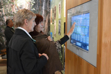 Lorinda Hakimi shows Minister Marais the interactive exhibition at George Museum