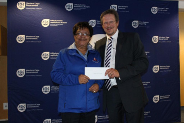 Marsha Wagenaar, representing WP Netball with Minister of DCAS, Theuns Botha