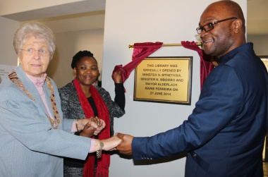 Mayor of Mossel Bay Marie Ferreira, Minister Mbombo and Minister Mthethwa unveil a plaque at the library.