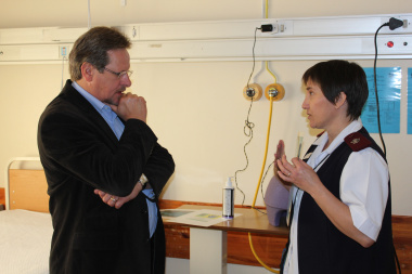 Desireè Maritz, Infection and Prevention Control Coordinator, explains the correct handwashing procedure to Western Cape Minister of Health, Theuns Botha.