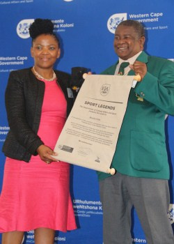 Dr. Mbombo handing over Mzolisi Kota's award. Kota has played a vital role in boxing.