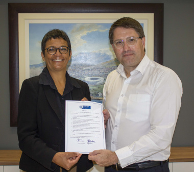 Minister David Maynier and DEDAT Deputy Director-General Jo-Ann Johnston, sign a pledge of support for the early stage investment community. 
