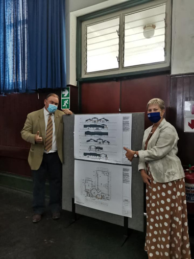  Minister Marais and Mayor Myburgh with the plans of the brand new library to be built.