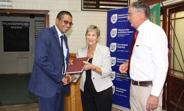 Minister Anroux Marais and Marthinus de Villiers (right) present a copy of Ons Onthou, 29 September 1969 to Witzenberg Municipality mayor, Barnito Klaasen.