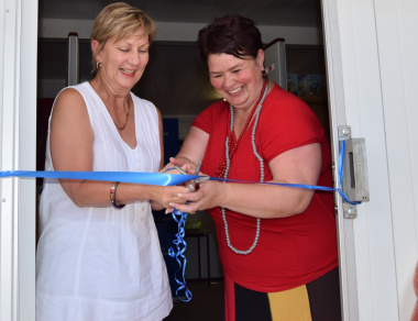 Minister Anroux Marais and Mayor Antoinette Steyn cutting the ribbon of the new library