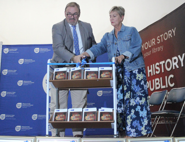 Minister Anroux Marais and Swellendam Mayor, Nicholas Myburgh, launch the Oral History Initiative on Tuesday
