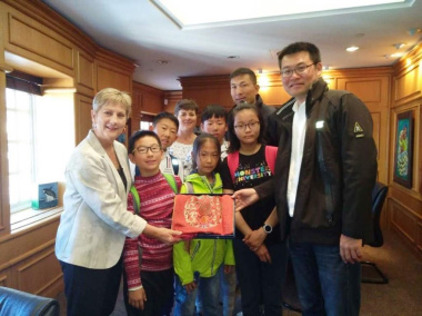 Minister Anroux Marais with the sailing team from Qingdao