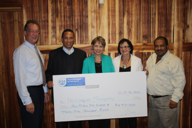 Minister hands over a cheque to representatives of the Hessequa Municipality for their library.