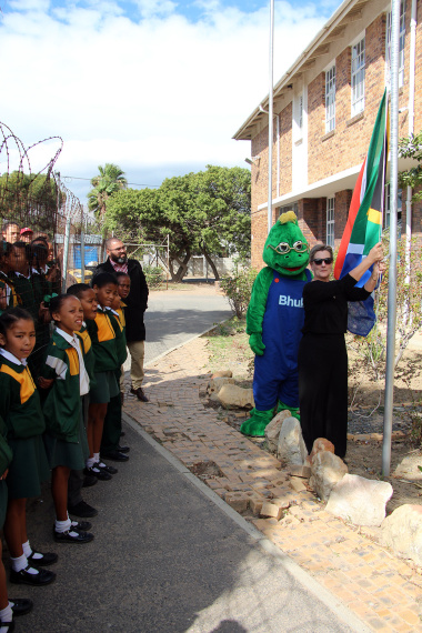 Minister Anroux Marais hoisted the South African flag at GJ Joubert Primary School