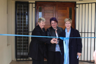 Minister Marais, Mayor Antoinette Steyn and Christine Gerber cut the ribbon, officially opening the new library