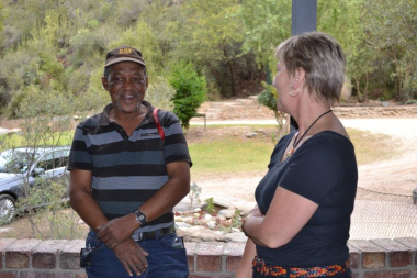 Minister Marais speaks to Sias Gelant, Foreman at the Schoemanspoort cultural facility