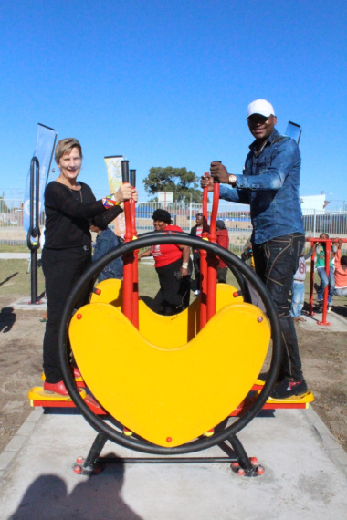 Minister Marais testing out the equipment at the new outdoor gym in Gugulethu