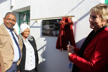 Minister Anroux Marais with Executive Mayor of Drakenstein Municipality Councillar Conrad Poole at the opening of the Hermon Library