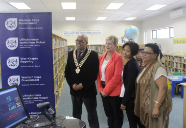 Minister Marais with the mayor of Mossel Bay Municipality, Alderman Harry Levendal and the staff of Herbertsdale library.