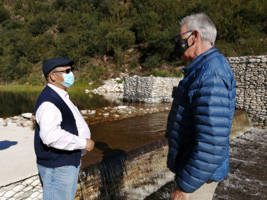 Minister Meyer and Hans King with the meul Weir in the background