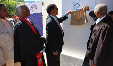 Minister Meyer and Reverend Cloete unveil the heritage badge at the United Reformed Church.