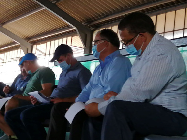 Minister Meyer and to his left Piet Kleyn, CEO of the Ostrich  Business Chamber at the auction