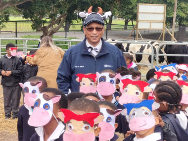 Minister Meyer celebrating World Milk Day with learners from the JJ Rhode PS in Elsenburg