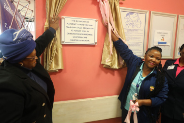 Minister Nomafrench unveils the plaque with Cllr Meisie Makuwa.