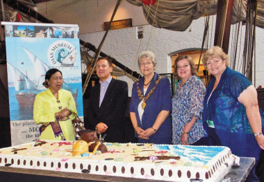 Ms Sugie Harijadi (Indonesia Consul General), Mr Jorge Fouseca (Portugal Consul General), Executive Mayor Marie Ferreira (Mossel Bay Municipality), Ms Marcia Holm (Mossel Bay Tourism) and Ms Hannetjie du Preez (DCAS) at the cake.