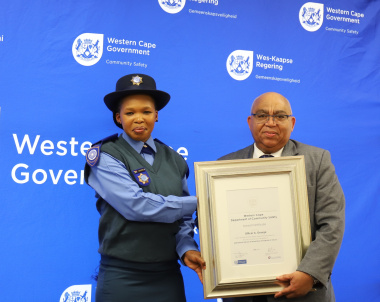 Officer Amanda George receiving her award from Minister Albert Fritz. 