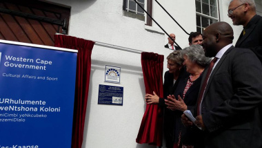 Minister Anroux Marais unveils the Provincial Heritage Site plaque while Heritage Western Cape’s Chairperson, Dr Antonia Malan, HWC’s CEO, Dr Mxolisi Dlamuka, CoCT Cllr Stuart Diamond and Acting Head of Department, Dr Lyndon Bouah look on