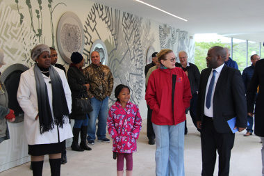 Premier Zille and Mxolisi Dlamuka of DCAS discuss the importance of the fossil park