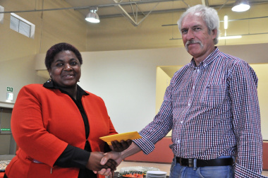 Principal Kuselwa Nopote receives the keys from DTPW's Derek Langman.