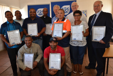 Lars Starke, Chief Engineer: West Coast and Lenn Fourie, Chief Director: Road Network Management (back row) with the Ceres Long Service Awards recipients.