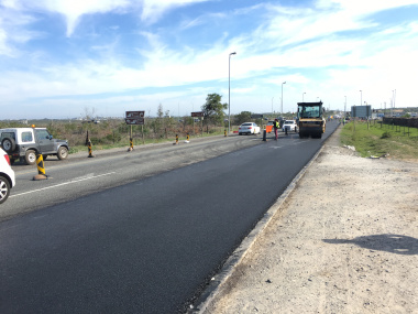 Road users being accommodated while the asphalt overlay is being placed on the M19.