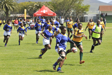 Sinothando Manentsa of Busy Bees in a match against the University of the Western Cape. Photo by Bruce Sutherland (City of Cape Town)