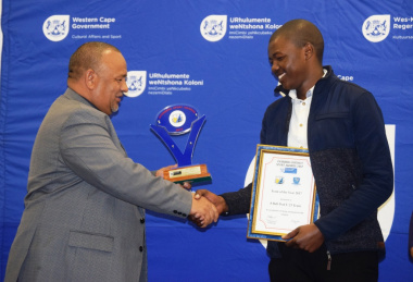 Sivenathi Mtsi representing the 8 Ball Pool Team receiving the award for team of the year from Claude Meyer of DCAS.