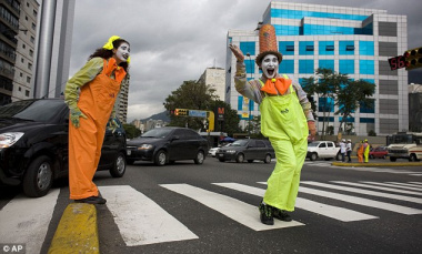 Streetiquette is inspired by a Latin America concept. In Caracas, Venezuela, for example, mimes are the most common street performers seen interacting with the public to tackle unsafe and irresponsible behaviour on urban streets.