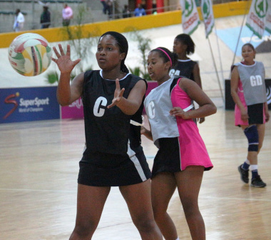 Thandeka Dyali (Young Sisters) keeps her eye on the ball.