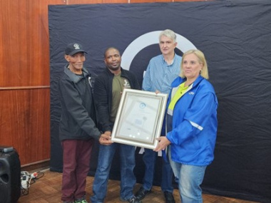 The HRF Vigilance NHW with David Coetzee, Chief Director: Secretariat Safety and Security at the Department of Community Safety receiving their renewal certificate. 