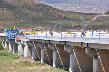 The widening of the Breede River Bridge is proceeding well.