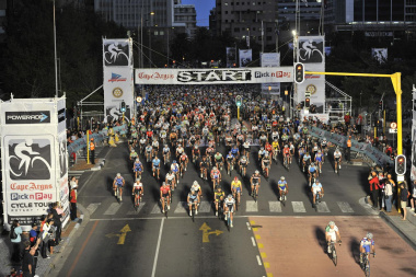 Thousands of cyclists cycled in the Argus Cycle Tour. Photo credit: Bruce Sutherland (City of Cape Town)