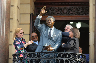 The statue is unveiled at City Hall