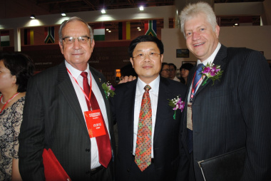 Western Cape Minister of Agriculture and Rural Development, Gerrit Van Rensburg; Yantai mayor, Wang Liang; Western Cape Minister of Economic Development and Tourism, Alan Winde.