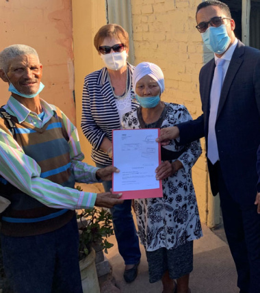 L – R: (FRONT) Mr Niklaas Kooste (73), Mrs Hester Kooste (91) and Western Cape Minister of Human Settlements, Tertuis Simmers and at the back, Ward Councillor, Alderlady Elize Steyn